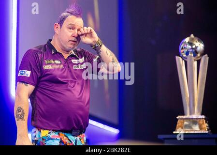 01-01-2020 Peter Wright vince il campionato del mondo PDC 2020 in Alexandra Palace contro Michael van Gerwen Foto Stock