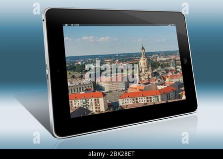 Vista dalla torre del municipio a Neumarkt Place e Frauenkirche, Dresda, Sassonia, Germania, Europa Foto Stock