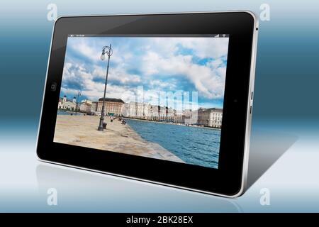 Città vista dal Molo Audace a Trieste, Friuli Venezia Giulia, Italia, Europa Foto Stock
