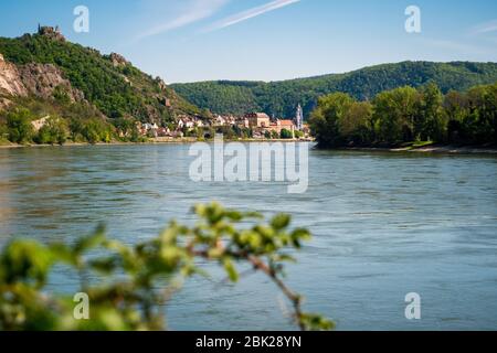 Fiume Danubio e Duernstein con il Castello di Kuenringer e la Torre Blu e Bianca della Chiesa abbaziale nella valle di Wachau, Austria Foto Stock