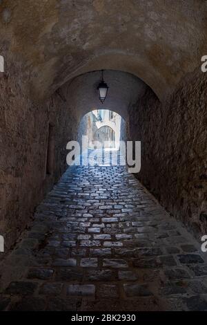 Traunergassl a Duerstein, antico passaggio medievale con ciottoli nella valle di Wachau, Austria Foto Stock