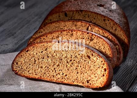 Pane europeo di segale fatto in casa su sfondo scuro. Foto Stock