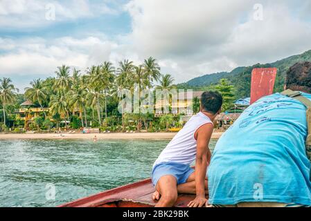 Barca tailandese Longtail che arriva alla spiaggia di Koh Ngai Island, Krabi, Thailandia Foto Stock