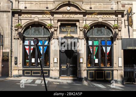 Il Mitre Bar sulla High Street è chiuso per affari durante l'arenata di coronavirus - Edinburgh Old Town, Scotland, UK Foto Stock