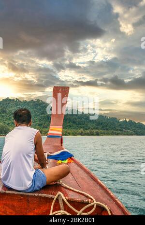 Barca tailandese Longtail che arriva alla spiaggia di Koh Ngai Island, Krabi, Thailandia Foto Stock