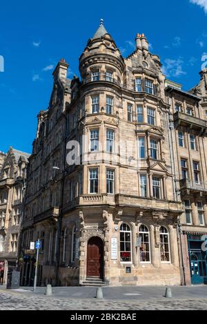 Il Woolen Mill all'angolo tra Cockburn Street e High Street nella città vecchia di Edimburgo, Scozia, Regno Unito Foto Stock