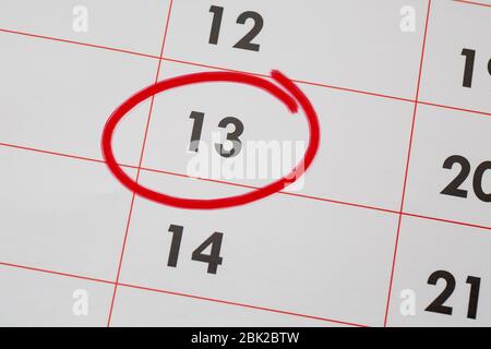 Tredicesimo giorno del mese contrassegnato con un pennarello rosso su un semplice calendario del pianificatore Foto Stock