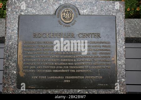 New York, USA – 23 agosto 2018: Rockefeller Center informazioni Metal Plaque, Rockefeller Plaza nei Channel Gardens al Rockefeller Center, New York Foto Stock