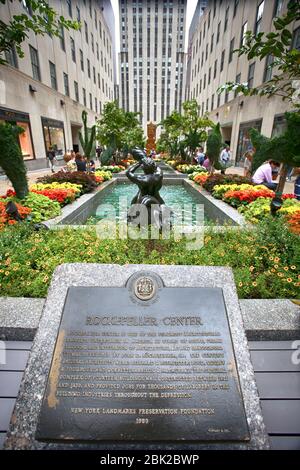 New York, Stati Uniti d'America - Agosto 23, 2018: Rockefeller Plaza, bellissimo fiore in fiore, fontana e la scultura nel canale giardini presso il Rockefeller Center, Ne Foto Stock