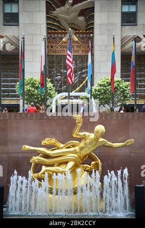 New York, Stati Uniti d'America - 23 agosto 2018: il Golden Prometheus statua (Greco antico dio Prometeo) al Rockefeller Center con le bandiere in Manhattan, New York Foto Stock