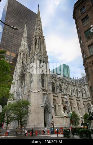 New York, USA – 23 agosto 2018: Cattedrale di San Patrizio situata sulla Fifth Avenue a Manhattan. Questa Cattedrale costruita nel 1858 è una neogotica decorata Foto Stock
