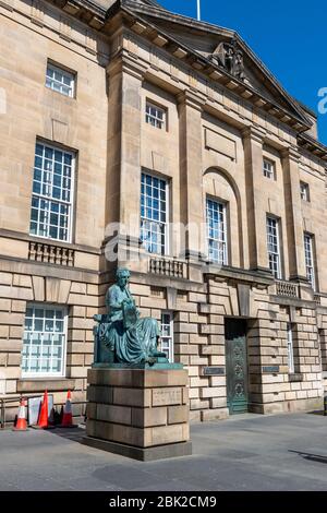 Statua di David Hume fuori dalla Corte di Giustizia sul Lawnmarket nella città vecchia di Edimburgo, Scozia, Regno Unito Foto Stock