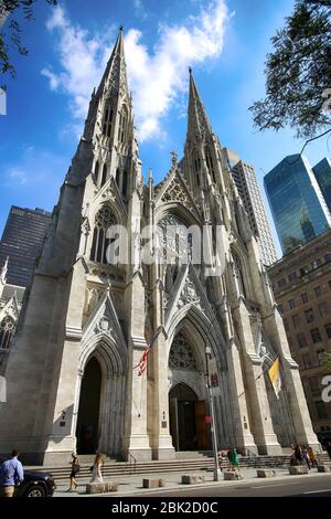 New York, USA – 06 settembre 2018: Cattedrale di San Patrizio situata sulla Fifth Avenue a Manhattan. Questa Cattedrale costruita nel 1858 è un Neo-Gothi decorato Foto Stock