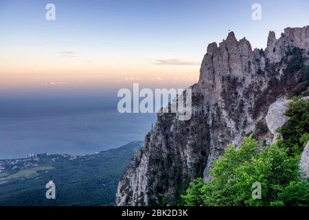 Monte ai-Petri. La vista sulla città nella valle e il Mar Nero al tramonto. Foto Stock