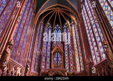 PARIGI, FRANCIA - 19 SETTEMBRE 2019: Interni straordinari della Sainte-Chapelle con famose vetrate a Parigi, Francia Foto Stock