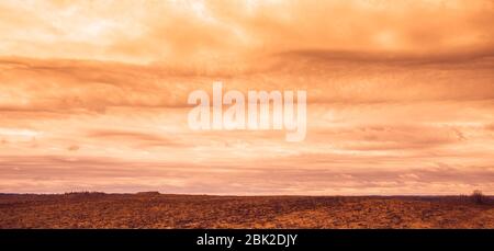 Concetto di cambiamento climatico con asperitas tempesta nuvole, immagine banner Foto Stock