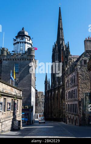 Camera Obscura e vista lungo Royal Mile da Castlehill vuoto di traffico e persone durante la lockdown coronavirus - Edimburgo Città Vecchia, Scozia, Regno Unito Foto Stock