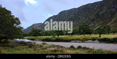 Strathconon Forest, Muir of Ord, Inverness-Shire, Scotland, UK 25/09/19 Visualizza sulle colline attraverso il fiume MEIG sulla strada per Scardroy da Muir of Ord Foto Stock