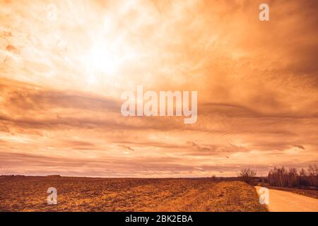 Concetto di cambiamento climatico con asperitas tempesta nubi Foto Stock