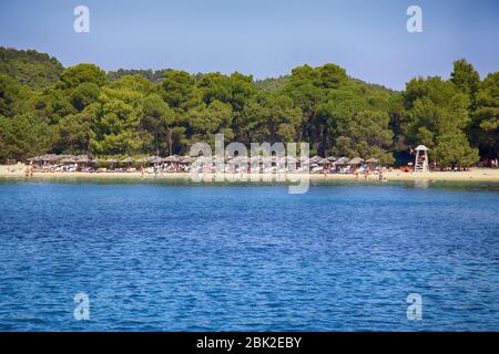 Skiathos, Grecia - 17 agosto 2017: Vista dalle barche sulla spiaggia di Koukounaries, Isola di Skiathos, Grecia. E' una delle spiagge greche più belle, Skiathos i. Foto Stock