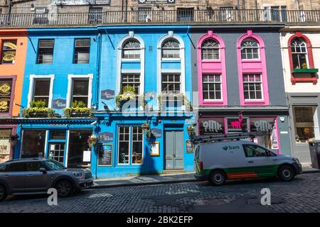 Victoria Street, con i suoi colorati negozi, è chiusa per affari durante la lockdown dei coronavirus - Edinburgh Old Town, Scotland, UK Foto Stock