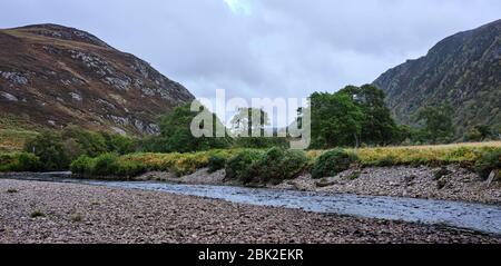 Strathconon Forest, Muir of Ord, Inverness-Shire, Scotland, UK 25/09/19 Visualizza sulle colline attraverso il fiume MEIG sulla strada per Scardroy da Muir of Ord Foto Stock