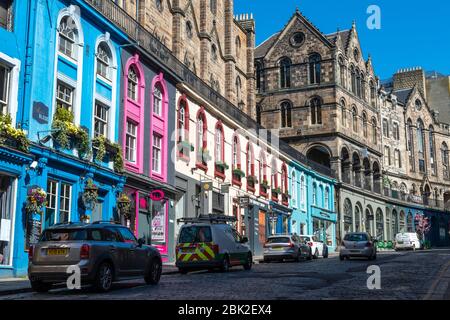 Victoria Street, con i suoi colorati negozi, è chiusa per affari durante la lockdown dei coronavirus - Edinburgh Old Town, Scotland, UK Foto Stock