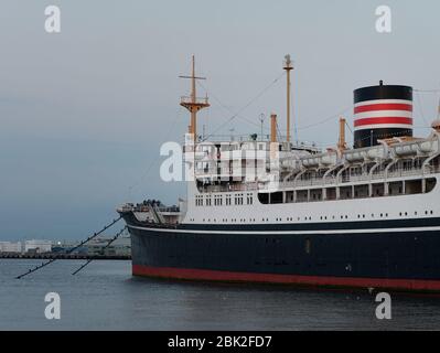 Hikawa Maru, una nave giapponese ormeggiato come nave museo al parco Yamashita, Yokohama, Giappone al crepuscolo. Foto Stock