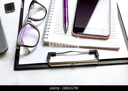 telefono fisso con supporto per laptop, scrivania in legno, lavoro con documenti, penna, uso di laptop, lavoro, scrivania da ufficio, scrivania da ufficio, laptop Foto Stock