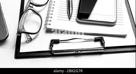 telefono fisso con supporto per laptop, scrivania in legno, lavoro con documenti, penna, uso di laptop, lavoro, scrivania da ufficio, scrivania da ufficio, laptop Foto Stock
