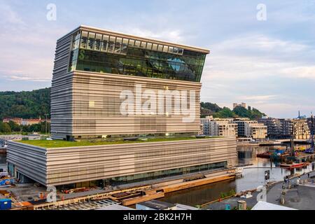 Oslo, Ostlandet / Norvegia - 2019/08/31: Cantiere di costruzione del nuovo edificio del Museo Munch - Munchmuseet - nel quartiere di Bjorvika sul lungomare di Oslofjord Foto Stock