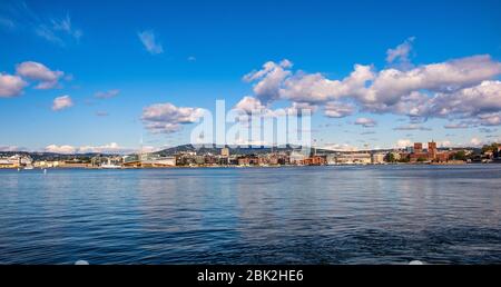 Oslo, Ostlandet / Norvegia - 2019/09/02: Vista panoramica del lungomare di Oslo con il Municipio, Aker Brygge e il quartiere di Tjuvholmen al porto di Pipervika Foto Stock