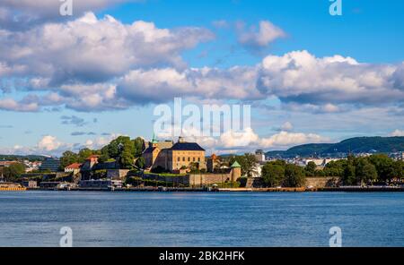 Oslo, Ostlandet / Norvegia - 2019/09/02: Vista panoramica della fortezza medievale di Akershus - Akershus Festning - residenza reale storica a Oslofjord Sea wa Foto Stock