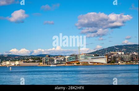 Oslo, Ostlandet / Norvegia - 2019/09/02: Quartiere moderno di Tjuvholmen con museo Astrup Fearnley Museet, yacht e moli nel distretto di Aker Brygge di Osl Foto Stock