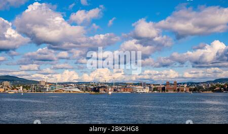 Oslo, Ostlandet / Norvegia - 2019/09/02: Vista panoramica del lungomare di Oslo con la Fortezza di Akershus, il Municipio e il quartiere di Aker Brygge al porto di Pipervika Foto Stock