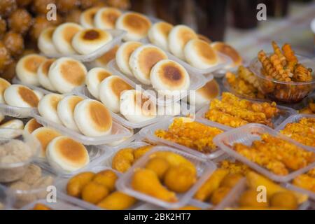 Tradizionali panini fritti cinesi, presso la bancarella Street food nella città di Chengdu, Sichuan, Cina Foto Stock