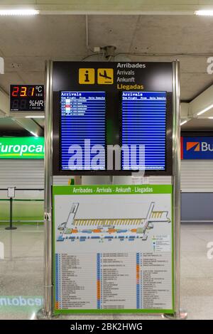 PALMA DE MALLORCA, SPAGNA - 30 2020 APRILE : schermo quasi vuoto all'aeroporto di Palma de Mallorca a - Maiorca durante la chiusura di Corona il 30 aprile 2020 a Palma de Mallorca, . (Foto di Thomas Reiner/ESPA-Images) Foto Stock