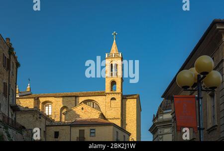 Acquaviva Picena piccolo paese della provincia di Ascoli Piceno, regione Marche in Italia. Torre Civica di Acquaviva Picena. Foto Stock