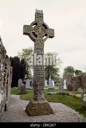 W faccia di Tall Cross (West Cross) accanto a North Church, Monasterboice, Co Louth, Repubblica d'Irlanda: Una C10a alta Croce che mostra la vita di Cristo. Foto Stock