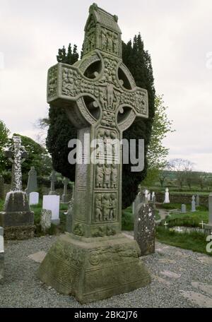 W volto della croce di Muiredach, Monasterboice, Co Louth, Repubblica d'Irlanda: Una C10th alta Croce che mostra la Crocifissione e altre scene bibliche. Foto Stock