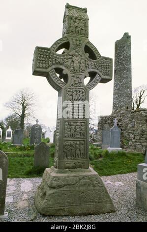 La torre rotonda rovinata & e faccia della croce di Muiredach, Monasterboice, Co Louth, Repubblica d'Irlanda: Una C10th alta Croce che mostra Cristo in Gloria. Foto Stock