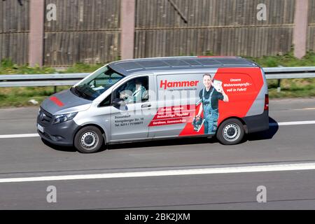 Martello Mercedes-Benz Vito in autostrada. Hammer è una catena di rivenditori tedeschi che offre prodotti e servizi sul tema del design degli interni. Foto Stock