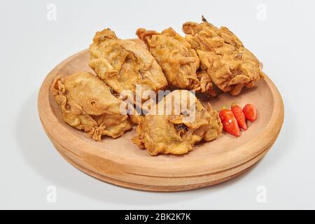 Tofu ripieno di verdure fritte conosciuto come Tahu Isi, popolare cibo di strada tradizionale indonesiano Foto Stock