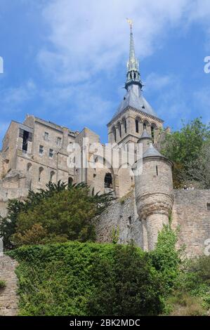 La storica isola rocciosa di le Mont St Michel nel nord della Francia, con antichi edifici fortificati Foto Stock