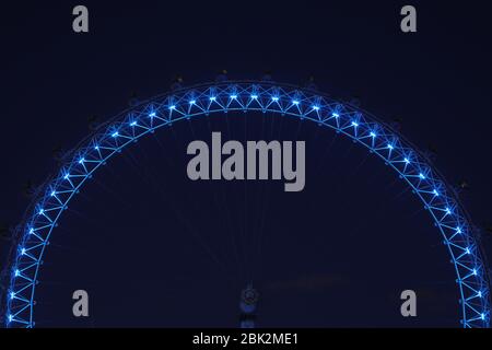 Londra, Gran Bretagna. 30 Aprile 2020. Il London Eye è illuminato in blu per segnare il settimanale 'Clap for Our Carers' a Londra, Gran Bretagna, 30 aprile 2020. Credit: Tim Ireland/Xinhua/Alamy Live News Foto Stock