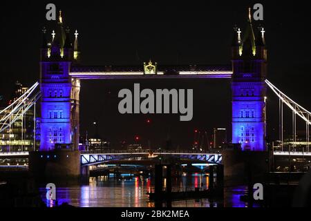 Londra, Gran Bretagna. 30 Aprile 2020. Il Tower Bridge è illuminato in blu per segnare il settimanale 'Clap for Our Carers' a Londra, Gran Bretagna, 30 aprile 2020. Credit: Tim Ireland/Xinhua/Alamy Live News Foto Stock