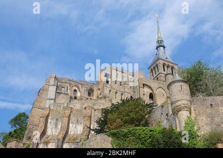 La storica isola rocciosa di le Mont St Michel nel nord della Francia, con antichi edifici fortificati Foto Stock