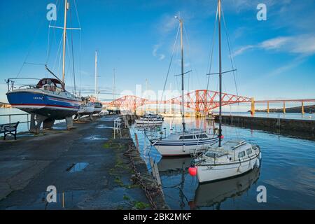 Guardando dal Porto Vecchio, South Queensferry, all'iconico Forth Rail Bridge, West Lothian, Scozia UK Foto Stock
