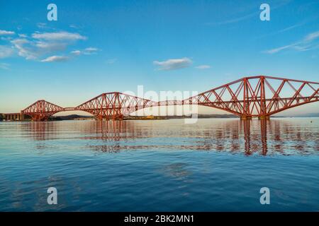 L'iconico Forth Rail Bridge, che si affaccia dal Porto Vecchio, South Queensferry, West Lothian, Scotland UK Foto Stock