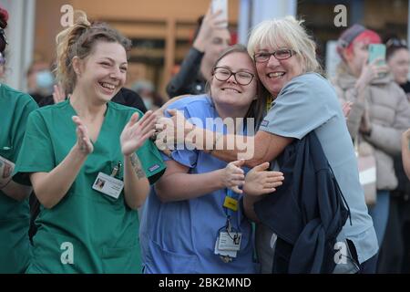 Clap per gli operatori e il NHS presso Southend University Hospital Southend-on-Sea Essex Foto Stock